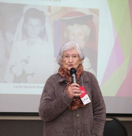 Associada Lúcia Dresch palestrando durante o evento de lançamento do Comitê Mulher Aliança. 
Imagem: Acervo Comunicação da cooperativa de crédito - FOTO 10 - 