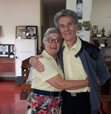 Casal Rozalina Cecília e Anildo Cemin em visita ao Museu Municipal Padre José Gaertner, na sede distrital rondonense de Porto Mendes, em 2018.
Imagem: Acerco Arquivo pessoal - FOTO 4 - 