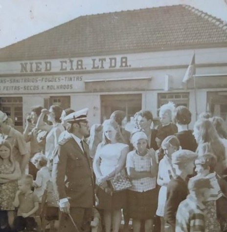 Hamilton Mocelin, em destaque, participando de desfile de Sete de Setembro, em Marechal Cândido Rondon, num ano da segunda década de 1960.
Imagem: Acervo Fernando Mocelin  - FOTO 7 -