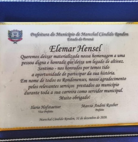 Placa de reconhecimento ao servidor público Elemar Hensel, ao se aposentar em ato realizado em 01.01.2021. 
Imagem: Acervo Carlos Alexander Hensel - FOTO 54-
