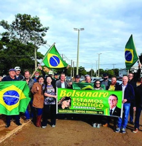 Grupo de rondonenses em Brasília participando do Movimento Verde e Amarelo do Agro, em maio de 2021.
À direita, segurando a faixa, o presidente do Sindicato Rural Patronal,  Edio Luiz Chapla.
Imagem: Acervo O Presente -  FOTO 21 -