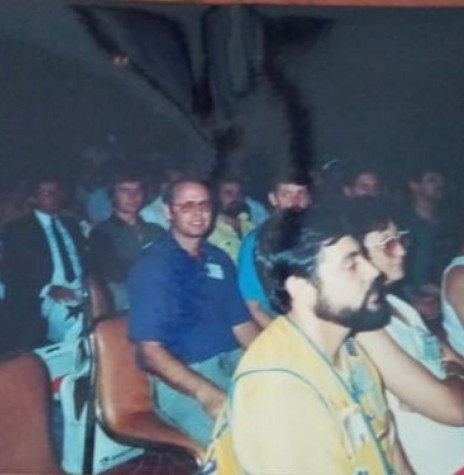 Juniores rondonense participando de evento da JCI na República Dominicana, em maio de 1988:  Wiland Schurt (camisa azul), a sua esquerda, Vilson Leites de Oliveira. Ao fundo, Hilário Datsch (camisa escura), à sua esquerda, Vitor Giacobo. 
Imagem: Acervo Wiland Schurt - FOTO  9 - 
