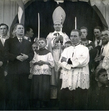 Padre Armando Cirio (c), ao lado do coroinha, na companhia de um confrade, bispo de Jacarezinho e paroquianos da cidade de Apucarana, norte do Paraná. 
Armando Cirio foi nomeado primeiro bispo de Toledo (PR), em maio de 1960.
Imagem: Acervo portal 