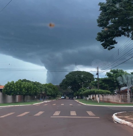 Formação de nuvens chuvas na cidade de Marechal Cândido Rondon (PR), seguinda de intensa precipitação, em 02 de maio de 2022.
Imagem: Acervo e crédito da rondonense Sale Krombauer - FOTO 8 - 
