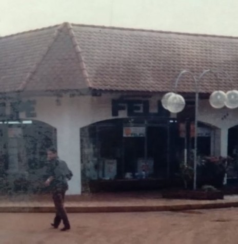 Extinta filial das Casa Felipe em Marechal Cândido Rondon onde foi a partida do 1º passeio ciclístico de Marechal Cândido Rondon, em maio de 1977.
Imagem: Acervo  Rejane Dahmer (Porto Belo -SC). FOTO 6 -