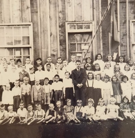 1ª turma de alunos da  extinta Escola Isolada General Rondon na comemoração do dia 07 de sertembro de 1952.
Imagem: Acervo do pioneiro rondonense Waldemar Wilhelms - FOTO2 -