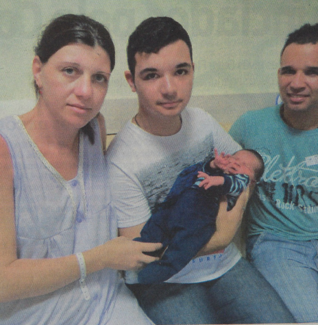 O primeiro nascido de 2018, em Marechal Cândido Rondon, no colo do irmão Leonardo e na companhia dos  pais Adriane e Agnaldo Ferreira da Silva. 
Imagem: Acervo O Presente - FOTO 41  - 