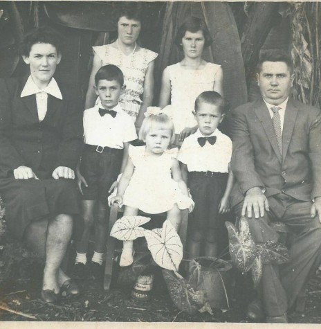 Casal Maria Dalita Witeck e Roberto Schütz com os filhos,  da esquerda a direta, ao fundo:  Izali e  Marli;  à frente: Neri, Dorly e Clari. 
Imagem: Acervo Dorly Schütz