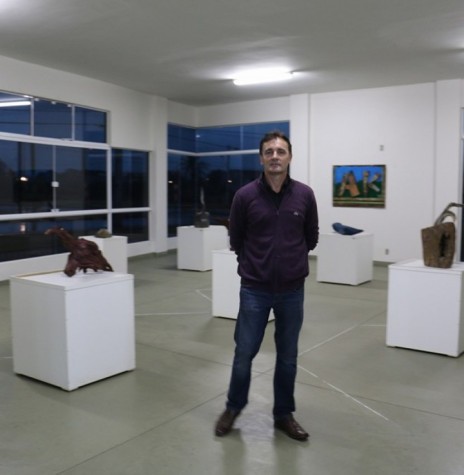 Artista rondonense Ataídes Kist em foto na sua exposição no Museu Histórico Willy Barth, na cidade de Toledo, em agosto de 2018. 
Imagem: Acervo O Presente - FOTO 14 - 
