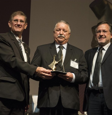 Empresário rondonense Ivo Krause, segundo, da esquerda à direita, com o troféu 