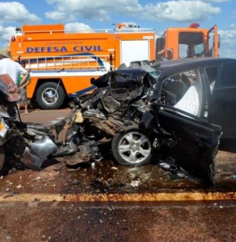 Veículo (a direita) em que morreu de acidente  em 30 de janeiro de 2012, o deputado Moacir Micheletto. 
Imagem: Acervo CGN.UOL - FOTO 9 -  
