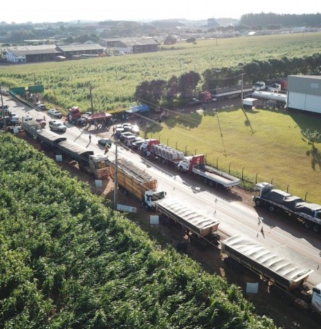 Paralisação de caminhoneiros na rodiva BR-163, em Marechal Cândido Rondon. 
Imagem: Acervo André Scherer - FOTO 10 -