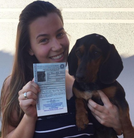 A rondonense Camila Maldaner Angnes  com cachorro de estimação com registro em cartório. 
Imagem: Acervo O Presente Digital - FOTO 6 -