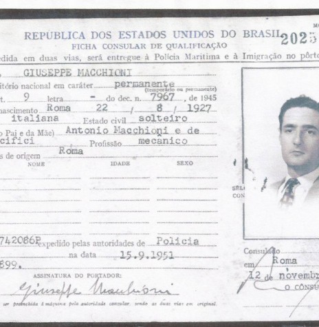 Ficha consular do imigrante italiano Giuseppe Macchioni emitida pelo Consulado Brasileiro, em Roma, em 1951. 
Imagem: Acervo de Giuseppe Macchioni - FOTO 2 - 