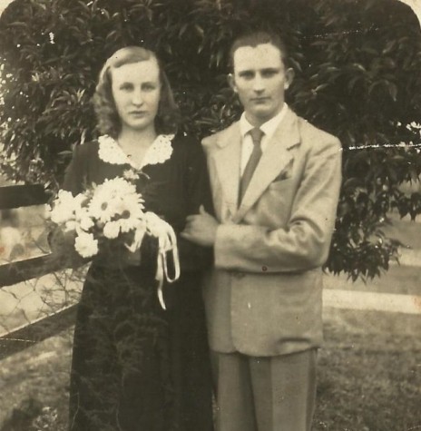 Úrsula Klein e Erich Krepsky no dia do casamento em Ipira, Santa Catarina. 
O casal foi pioneiro em Marechal Cândido Rondon, em 1953. 
Úrsula, conhecida como Ula, foi a parteira que acompanhou o maior número de partos, atendeu cerca de cinco mil gestantes. 
Imagem: Acervo Marta Krepsky - FOTO 1 - 