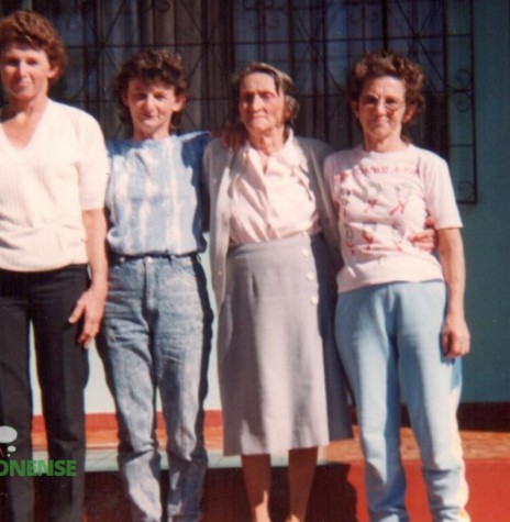 A pioneira Catarina (Salamon) Steinmacher, com três de suas quatro filhas.  Da esquerda a direita: Regina, Edeltraud, a pioneira Catarina e Elvira. 
Imagem: Acervo Edeltraud Steinmacher Lettnin - FOTO 1 - 
