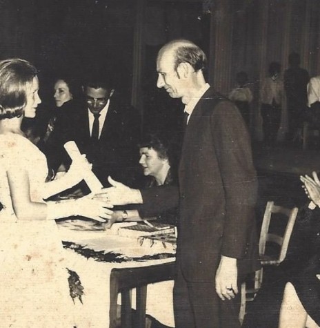 Professor Waldomiro Liessem entrega certificado de conclusão de curso para a sua filha Aurélia, em 1964 . 
À mesa, sentados da esquerda a direita: a senhora Ingrun (nascida Klagges) Seyboth; Dr. Friedrich Rupprecht Seyboth e a professora Seliria Rieger Sphor. 
Imagem: Acervo Heiderose Liessem - FOTO 7 - 