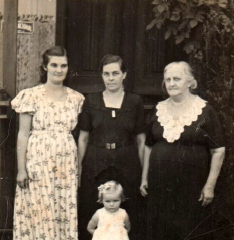 Helena Schmitz (ao centro), ladeada pela filha Úrsula Koniecziniak (esquerda) e pela mãe Tekla Koennen (a direita) e mais a neta Helena Koniecziniak. 
Imagem: Acervo Edith von Borstel - FOTO 6 - 
