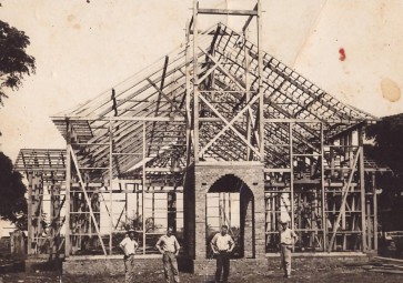 Construção do telhado da Matriz Católica Nossa Senhora Aparecida, da sede municipal de Mercedes. 