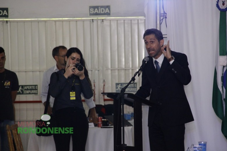 Discurso do prefeito eleito Márcio Andrei Rauber.
Imagem: Acervo Memória Rondonense - Crédito: Tioni de Oliveira