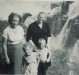 Pioneira rondonense Zilda Pedrini Leduc com sua mãe Ernestina Pedrini e os filhos Líbera e Lincoln, em 1956.
Imagem: Acervo Líbera Leduc Wazlawick - Balneário Camboriú (SC).