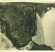  Visitante sin vértigo, sobre una gran roca de los Saltos del Guaira, última foto del album de la agencia de viajes, ca. 1950.
 Imagem e legenda de Waldir Guglielmi Salvan. 