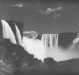 Mais uma vista noturna das Cataratas do Iguaçu, feita pelo imigrante alemão e pioneiro rondonense Heribert Hans-Joachim Gasa, em 1965. 