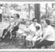Estela Seyboth (de  saia xadrez)com a neta Ingrun (Guni) e Neli Niederauer (de calça escura)  com os filhos Lori e Jorge, em 1960.