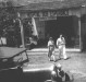 Dr. Seyboth e D. Ingrun em frente ao Hospital Boa Esperança, em Ipira,  SC, no ano de  1951.