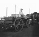 Pioneiro Arno Sippert fazendo entrega de leite com carroça, em  1957.