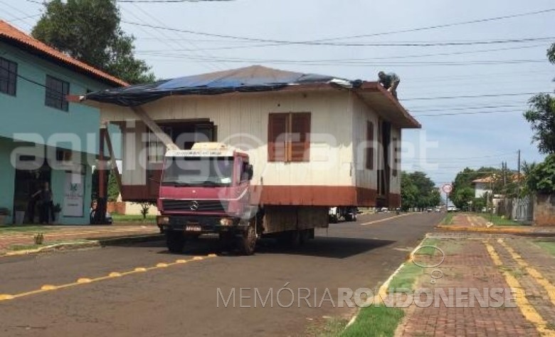 Casa de madeira transportada do centro da cidade  de Marechal Cândido Rondon para o interior do município.
Imagem: Acervo AquiAgora.net - FOTO 20 -