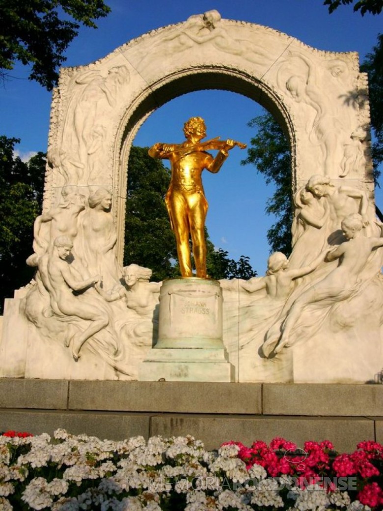 Estátua em homenagem ao músico Johann Strauss II, no parque da capital austríaca, Viena,  pela composição da valsa 