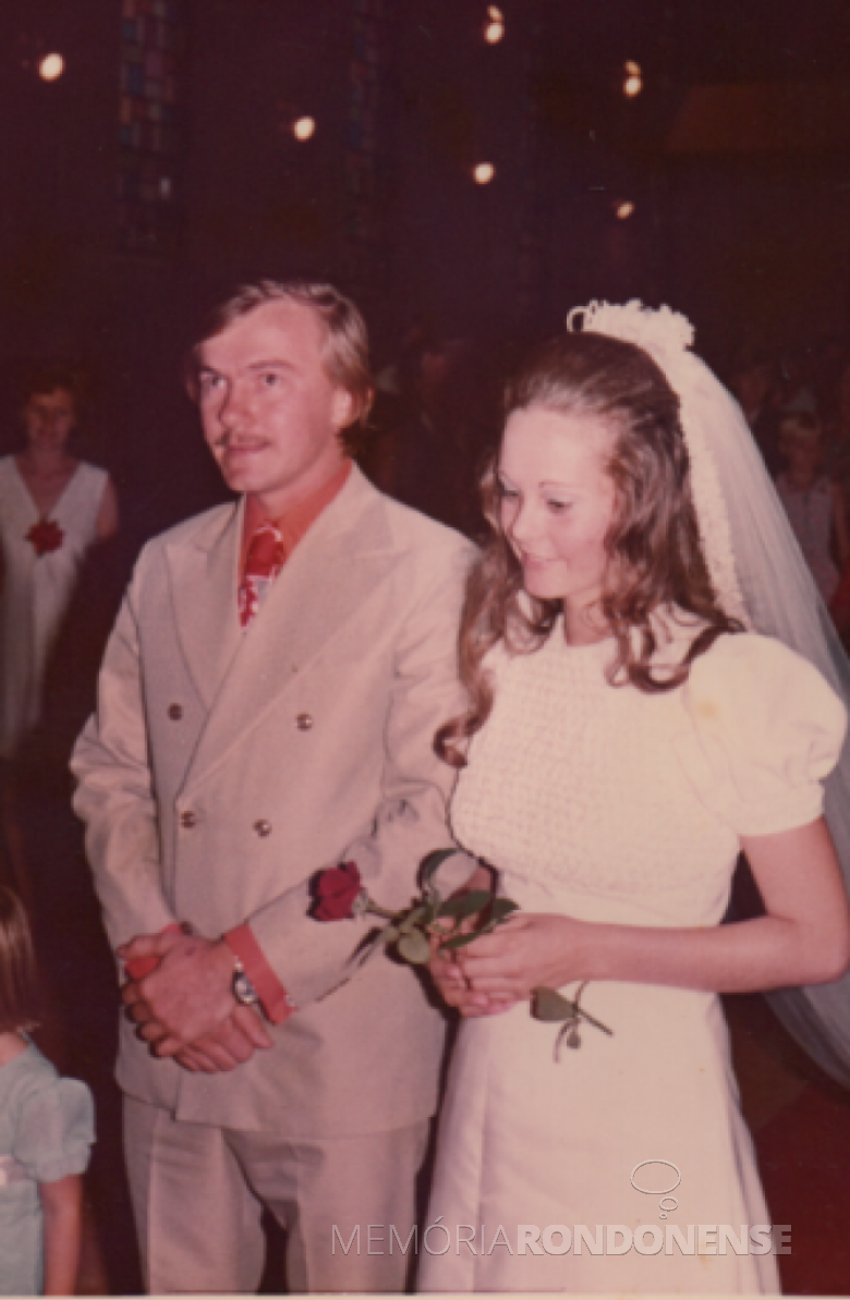 Jovens rondonenses Selita Müller e Ilo Darci Weirich que se casaram em janeiro de 1974.
Imagem: Acervo do casal - FOTO 4 -