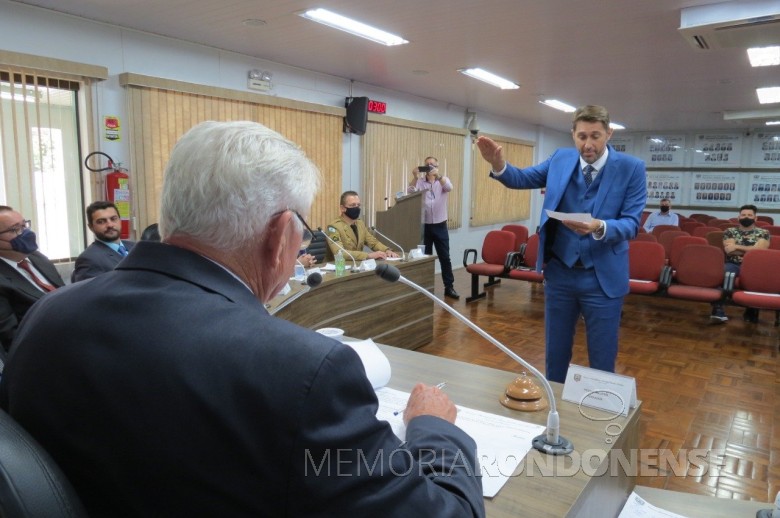 Marcio AndreI Rauber presta juramernto e toma posse como 17º prefeito municipal de Marechal Cândido Rondon perante a Câmara de Vereadores.
Imagem: Acervo Imprensa CM-MCR - FOTO 59 - 