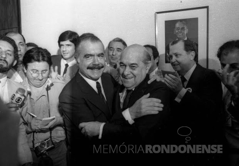 José Sarney e Tancredo Neves se saudando após a vitória no Colégio Eleitoral, em janeiro de 1985.
Imagem: Acervo Atila Vicente Rangel Franco/O Brasil do Passado - FOTO  10 - 