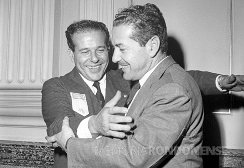 João Goulart (e) sendo cumpriementado pelo cunhado Leonel Brizola, em foto de 1963.
Imagem: Acervo Hora do Povo - FOTO 6  -