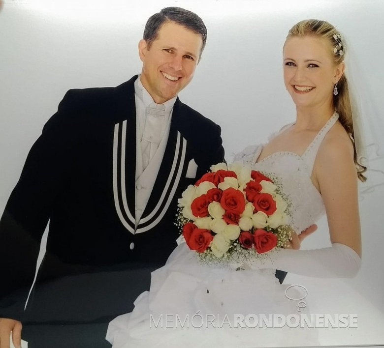 Noivos Edson Stolarski e Katiuscia Klein que casaram em final de janeiro de 2010.
Imagem: Acervo pessoal - FOTO 7 --