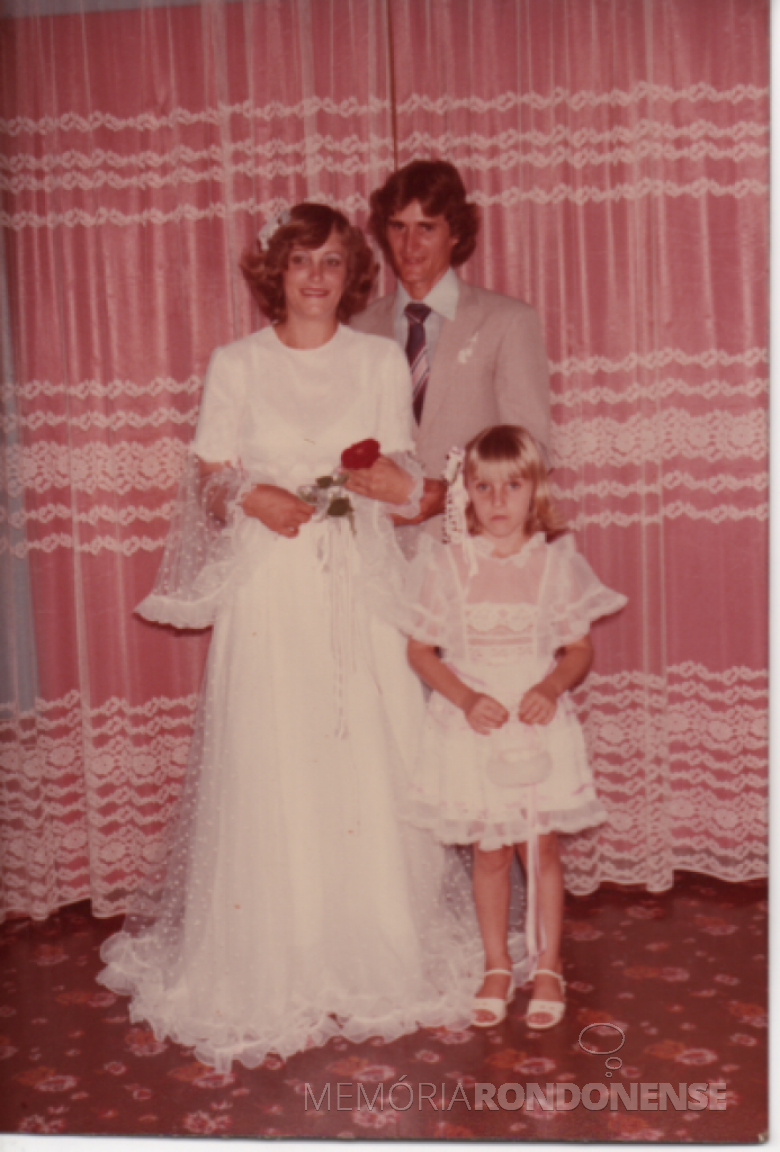 Jovens rondonenses Telci Viteck e Hildor Dreyer que casaram em janeiro de 1982, junto com a aia Marla Cristiane Viteck, filha do casal Elenita Foppa e Harto Viteck (ele irmão da noiva).
Imagem: Acervo pessoal - FOTO 5 -
