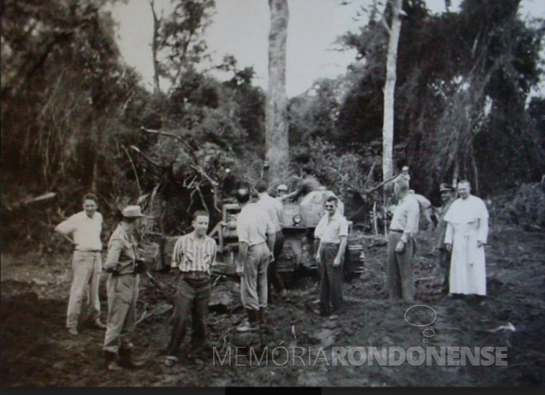 Padre palotino Hermogênio Borin e um grupo de pioneiros na abertura de clareira na mata para a fundação da futura cidade de Palotina,  em  janeiro de 1954.
Imagem: Acervo pessoal - FOTO 5 -
