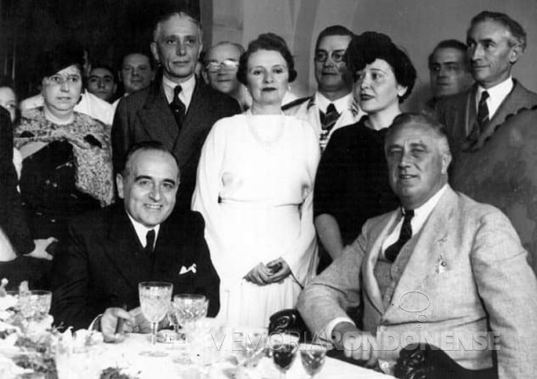 Getúlio Vargas (e) e Franklin Delano Roosevelt confraternizado após celebrarem o acordo na cidade de Natal, em janeiro de 1943.
Imagem: Acervo História Oculta Photos/Facebook - FOTO 2 -