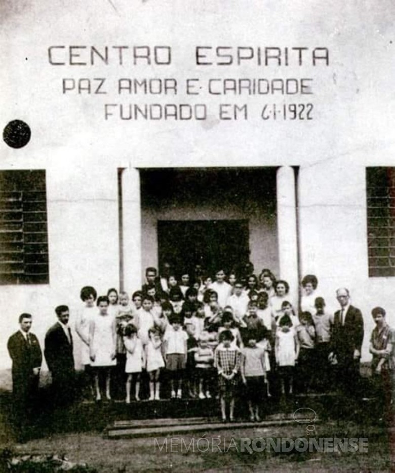 Membros do Centro Espírita Paz. Amor e Caridade, de Foz do Iguaçu,  em frente da sede da entidade, logo as primeiras décadas de sua fundação.
Imagem: Acervo Waldir Guglielmi Salvan - FOTO 2 - 
