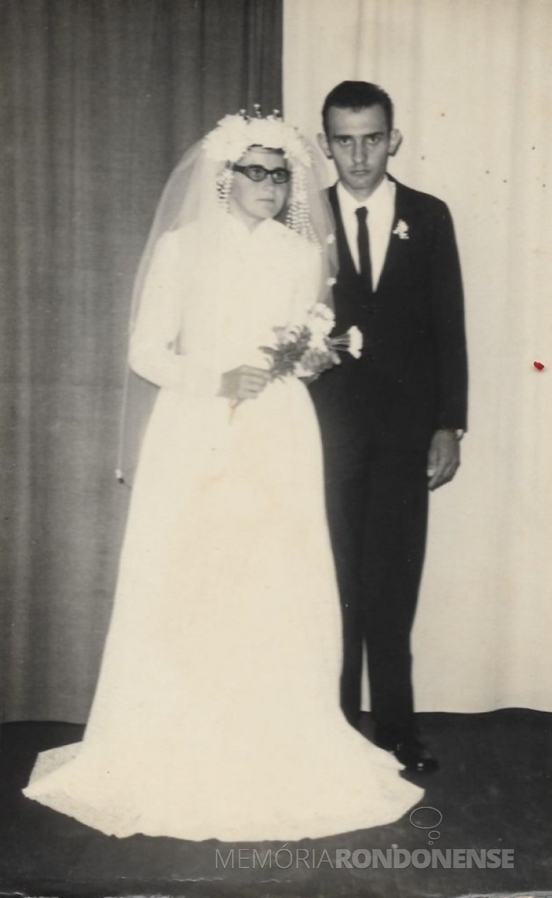Casal rondonense Nassi e Valdir Zimmermann que casaram em janeiro de 1972.
Imagem: Acervo Jadir Zimmermann - FOTO 7 - 