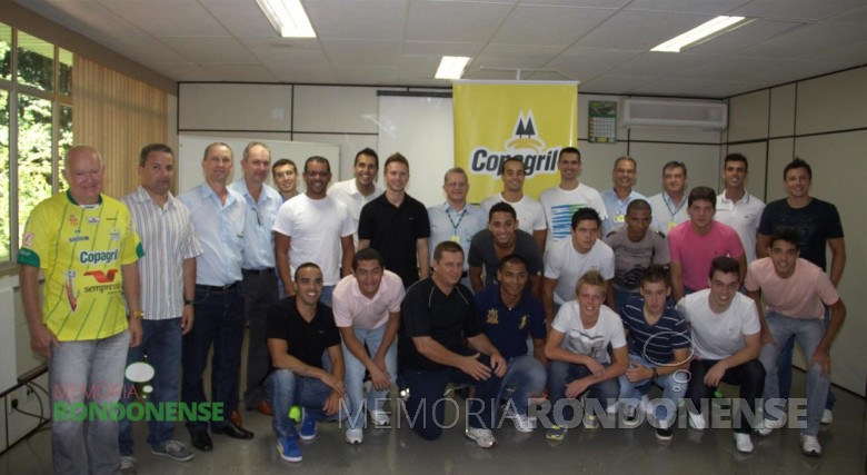 Diretoria, comissão técnica e atletas da equipe Copagril de Futsal 2013.
Imagem: Acervo Imprensa Copagril - FOTO 4 - 