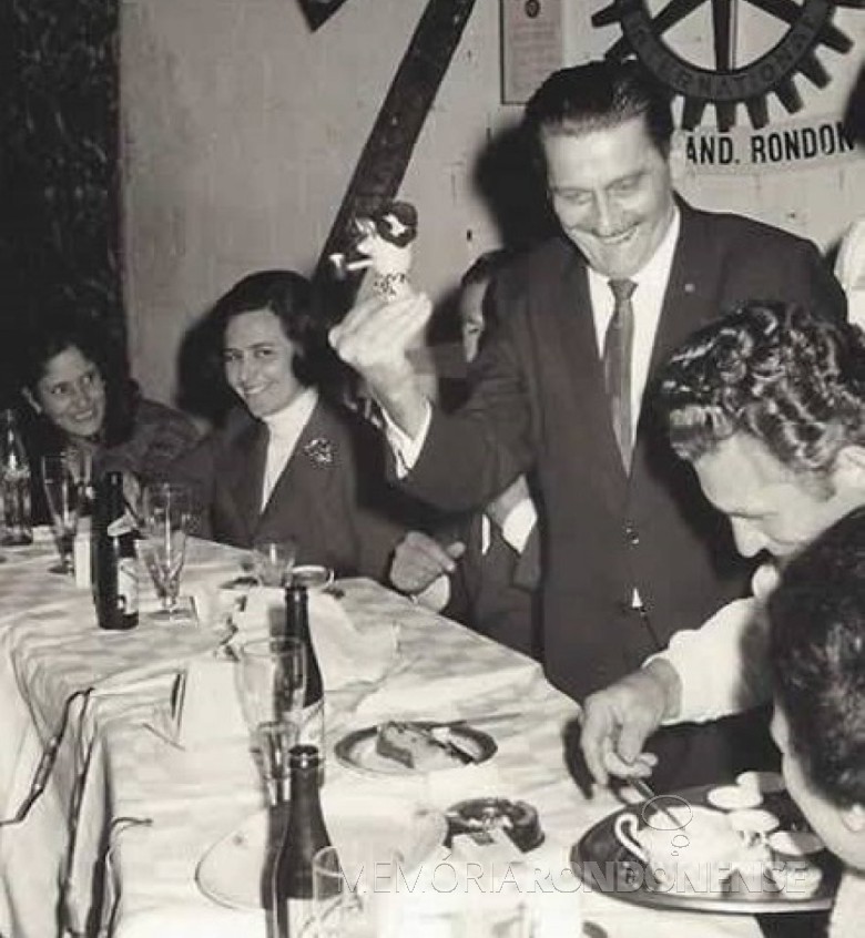 Maximiliano Antonio Cerreta (em pé), ex-diretor da Rádio Difusora e ex-presidente da Câmara Municipal de Marechal Rondon, falecido em 1971. 
Imagem: Acervo Memória Rondonense