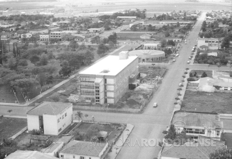  O atual Paço Municipal de Marechal Cândido Rondon, em construção em 1977.
Imagem: Acervo Família Seyboth - FOTO 4 - 