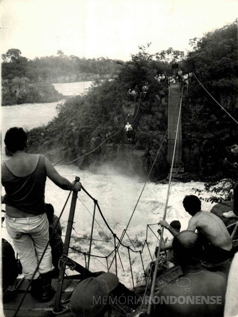 Ponte pênsil que se rompeu nas extintas Sete Quedas, em janeiro de 1982. 
Imagem: Acervo Folha/Uol - FOTO  3 -