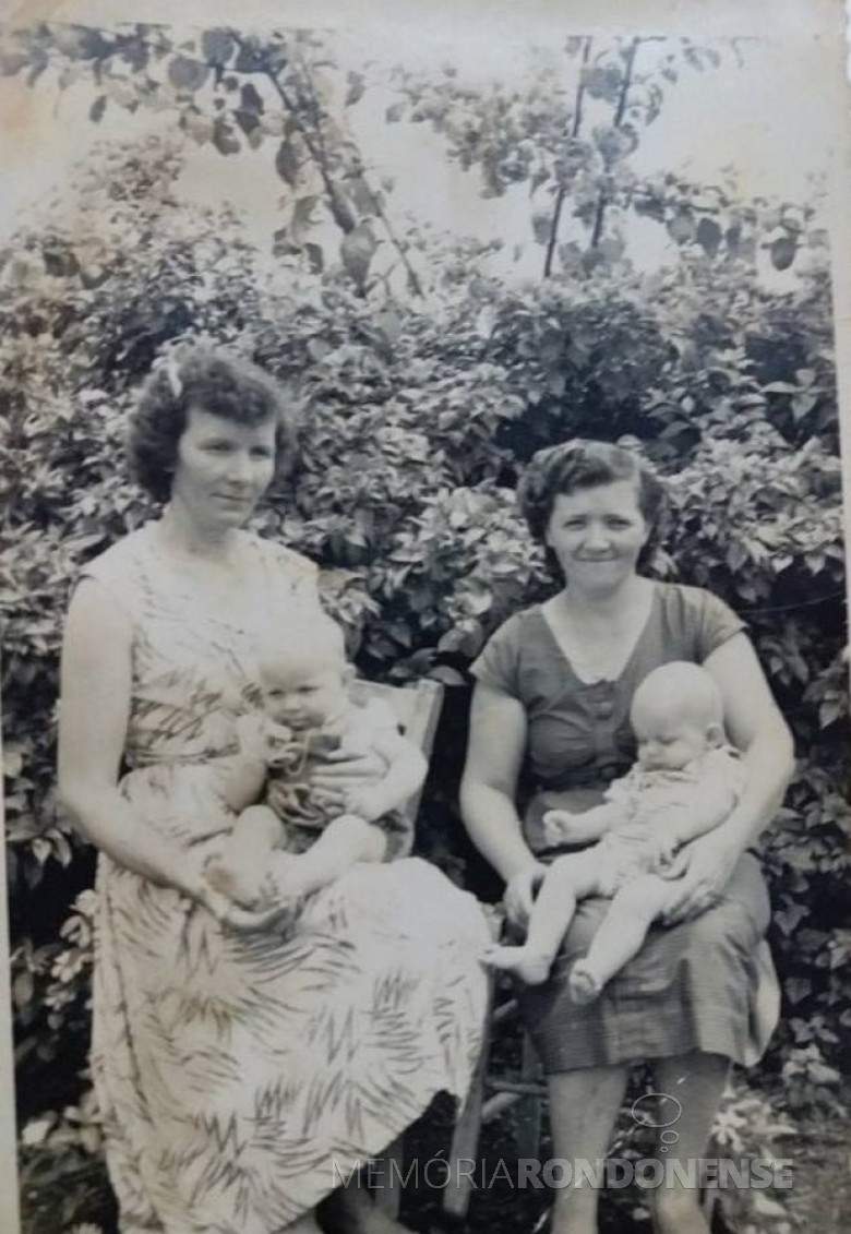 As pioneiras de Quatro Pontes  Ana Julia Lang (e), esposa de Arno Nicolau Lang, com o filho Mausir; e Margarida Lang (d), esposa de Seno José Lang, com o filho Rudimar. 