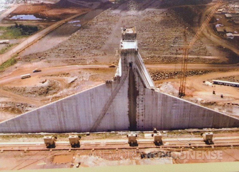 Construção do enrocamento da hidrelétrica Itaipu Binacional.
Imagem: Acervo Wagner Dias - Foz do Iguaçu. 