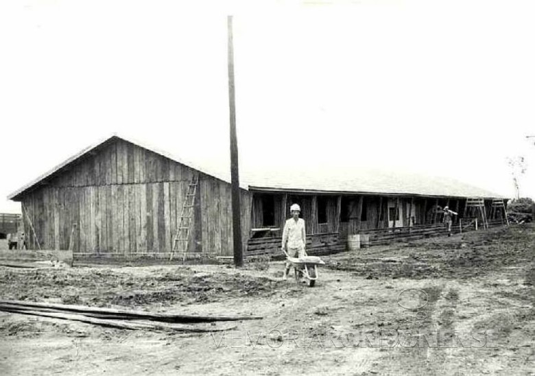 Construção dos alojamentos do acampamento pioneiro, em 26/02/1975.
Legenda e acervo da foto do arquiteto Walter Dysarsz - Foz do Iguaçu.