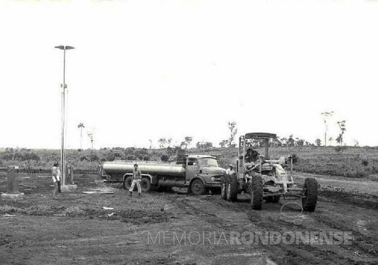 Posto Petrobras – 1º caminhão de combustível. em 29/12/1974. 
Legenda e acervo de imagem: arquiteto Walter Dysarsz - Foz do Iguaçu. 